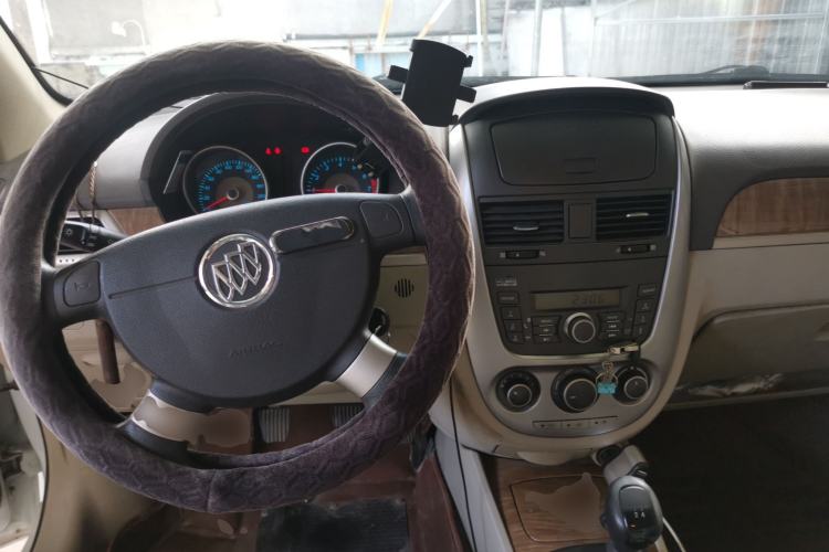 Used Buick Excelle 2015 1.5L Manual Classic Trim Center Console