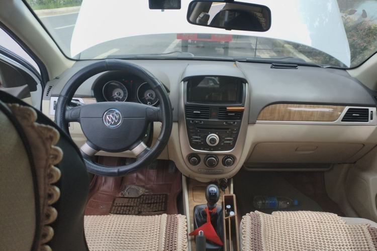 Used Buick Excelle 2015 1.5L Manual Classic Trim Center Console