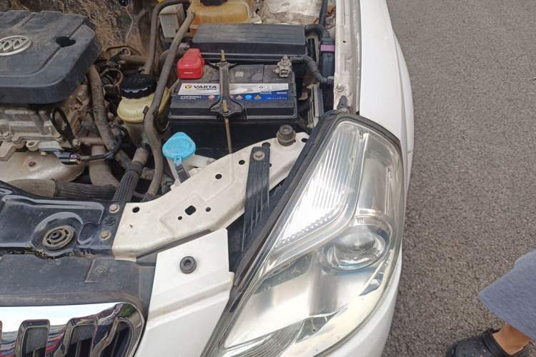Used Buick Excelle 2015 1.5L Manual Classic Trim Engine Bay Left