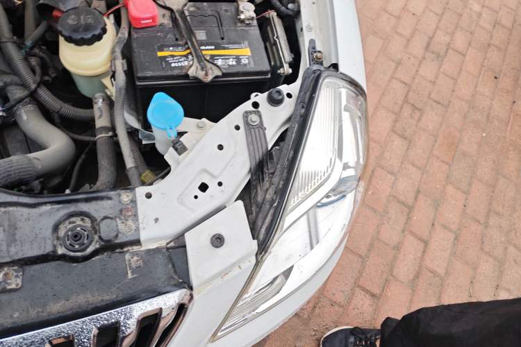 Used Buick Excelle 2015 1.5L Manual Classic Trim Engine Bay Left