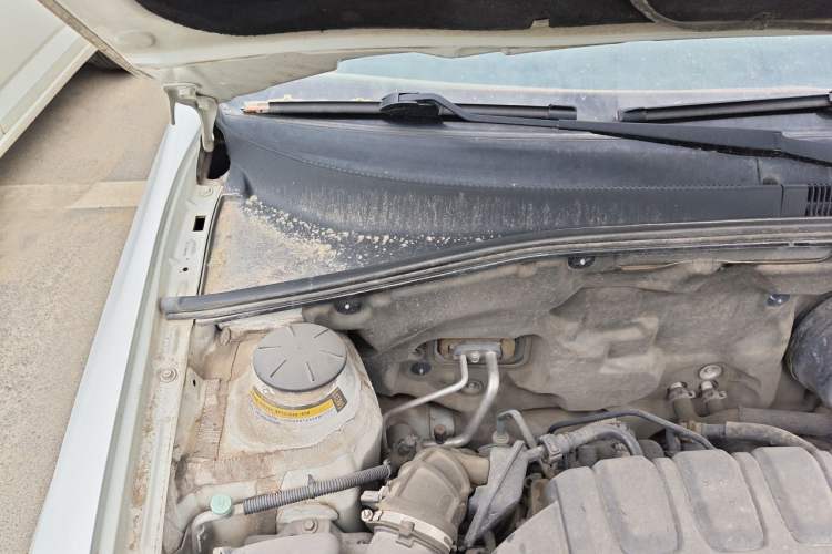 Used Buick Excelle 2015 1.5L Manual Classic Trim Engine Bay Right