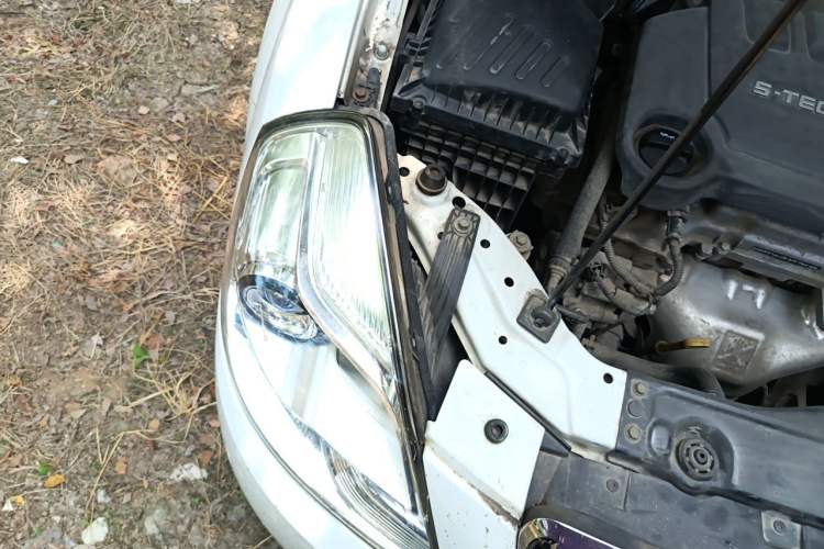 Used Buick Excelle 2015 1.5L Manual Classic Trim Engine Bay Right