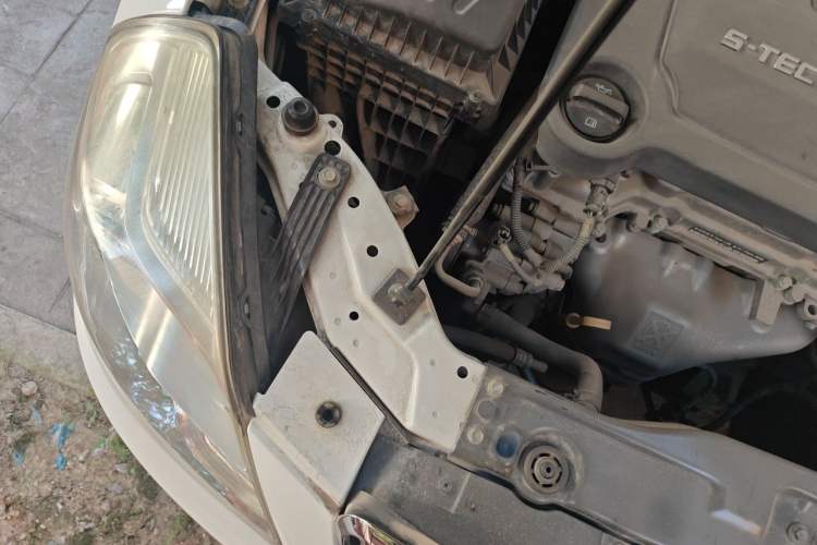 Used Buick Excelle 2015 1.5L Manual Classic Trim Engine Bay Right