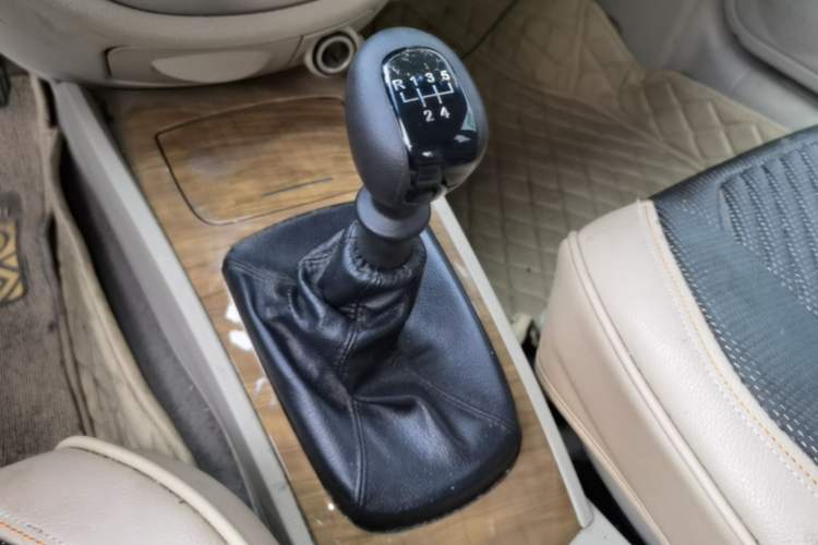 Used Buick Excelle 2015 1.5L Manual Luxury Model Gear Lever