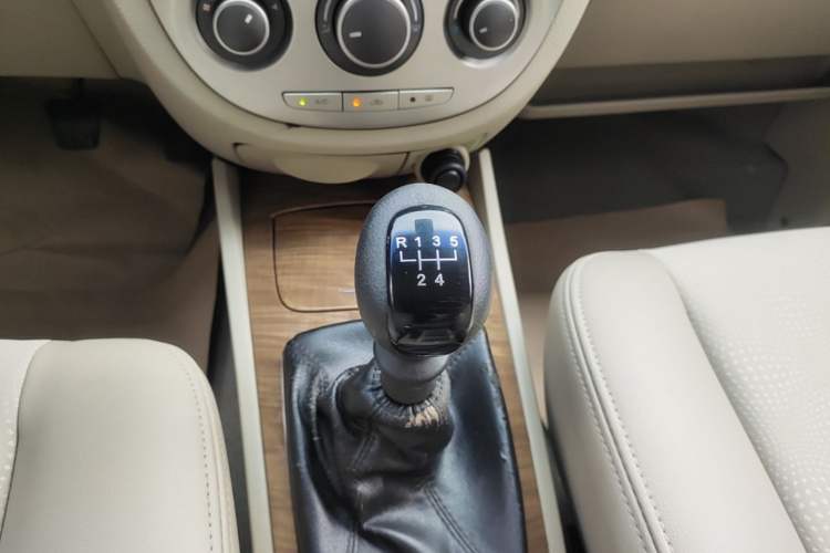 Used Buick Excelle 2015 1.5L Manual Classic Trim Gear Lever
