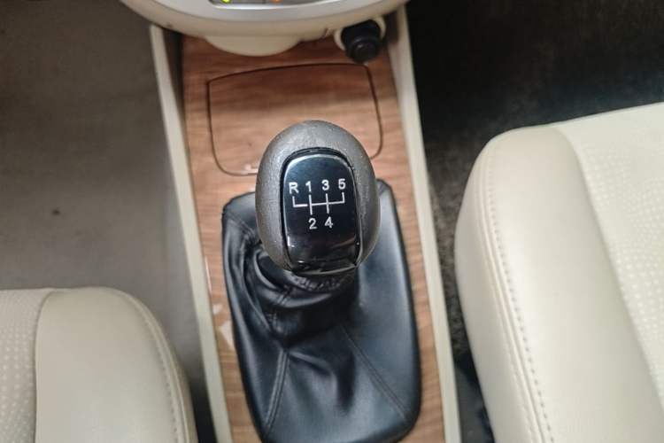 Used Buick Excelle 2015 1.5L Manual Classic Trim Gear Lever