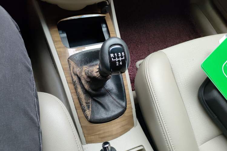 Used Buick Excelle 2015 1.5L Manual Classic Trim Gear Lever