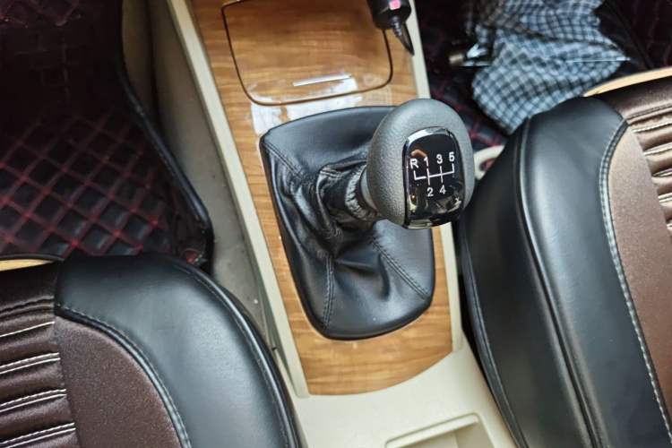 Used Buick Excelle 2015 1.5L Manual Classic Trim Gear Lever
