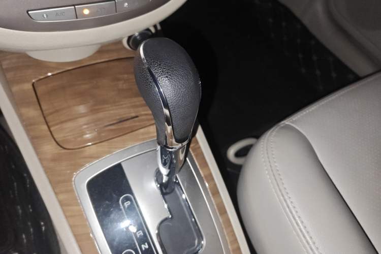 Used Buick Excelle 2015 1.5L Automatic Luxury Edition Gear Lever