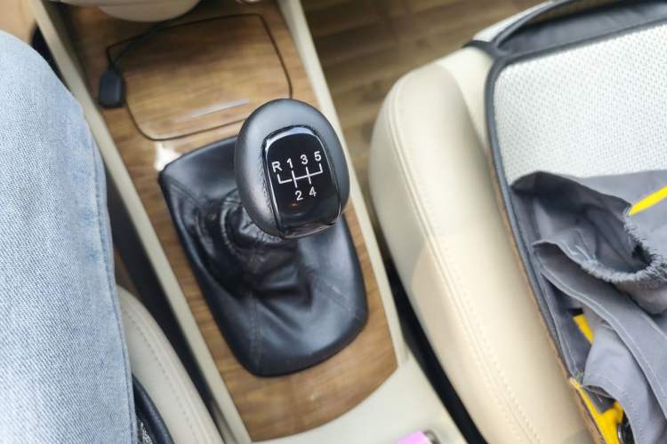 Used Buick Excelle 2015 1.5L Manual Classic Trim Gear Lever