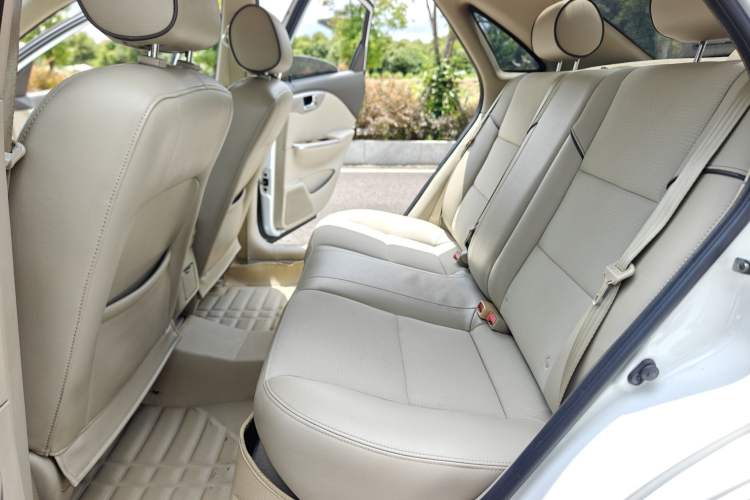 Used Buick Excelle 2015 1.5L Automatic Classic Model Interior 4