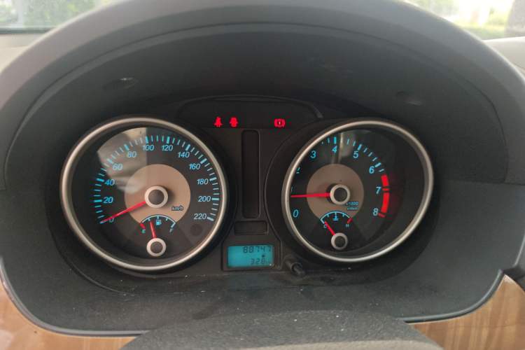 Used Buick Excelle 2015 1.5L Manual Classic Trim Odometer Close Up