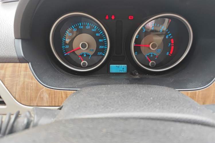 Used Buick Excelle 2015 1.5L Manual Classic Trim Odometer Close Up