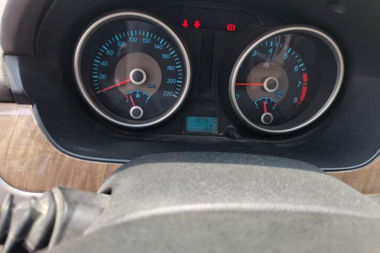 Used Buick Excelle 2015 1.5L Manual Classic Trim Odometer Close Up