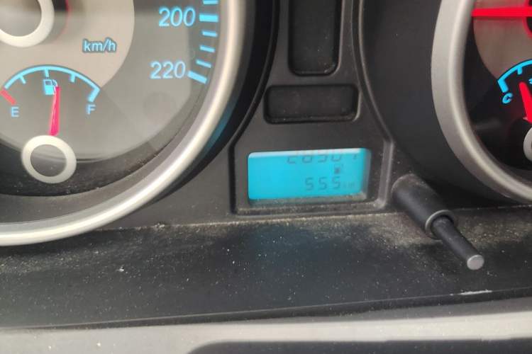 Used Buick Excelle 2015 1.5L Manual Classic Trim Odometer Close Up
