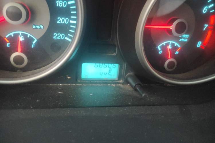 Used Buick Excelle 2015 1.5L Manual Classic Trim Odometer Close Up