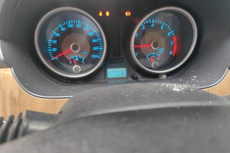 Used Buick Excelle 2015 1.5L Manual Classic Trim Odometer Close Up