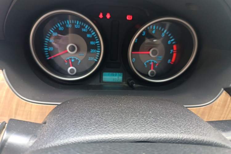 Used Buick Excelle 2015 1.5L Manual Classic Trim Odometer Close Up