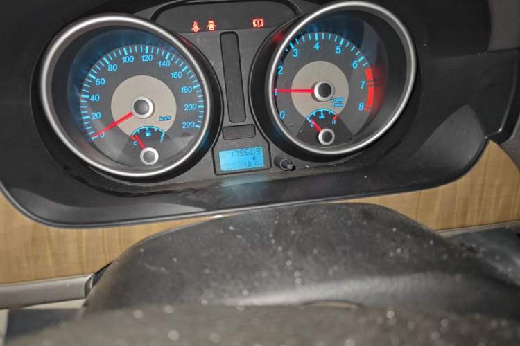 Used Buick Excelle 2015 1.5L Manual Classic Trim Odometer Close Up