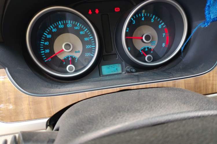 Used Buick Excelle 2015 1.5L Manual Classic Trim Odometer Close Up