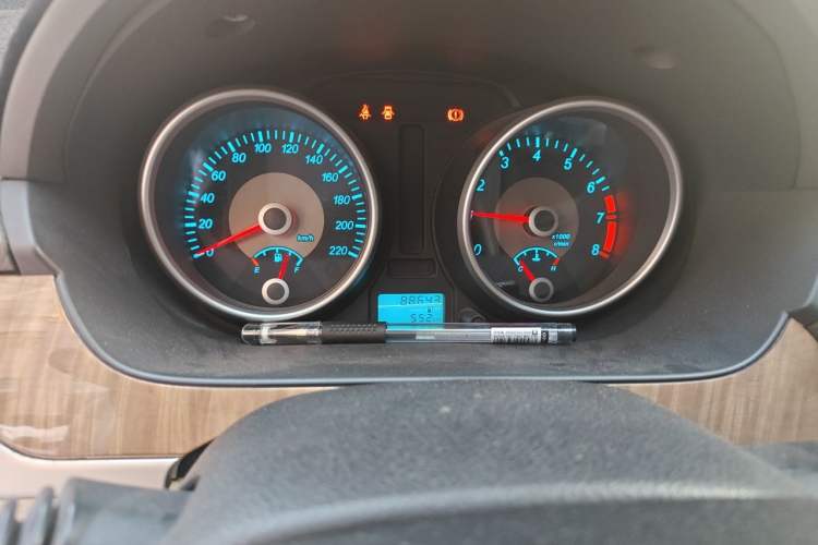 Used Buick Excelle 2015 1.5L Manual Classic Trim Odometer Close Up