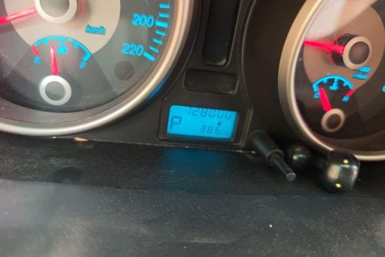 Used Buick Excelle 2015 1.5L Automatic Classic Model Odometer Close Up