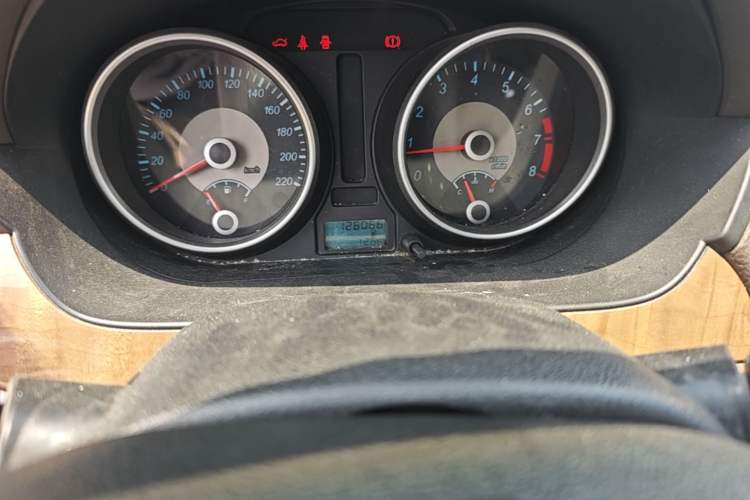 Used Buick Excelle 2015 1.5L Manual Classic Trim Odometer Close Up