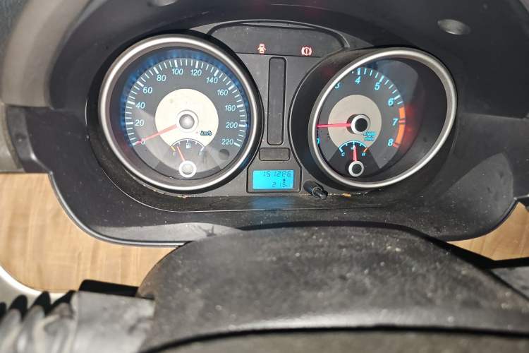 Used Buick Excelle 2015 1.5L Manual Classic Trim Odometer Close Up