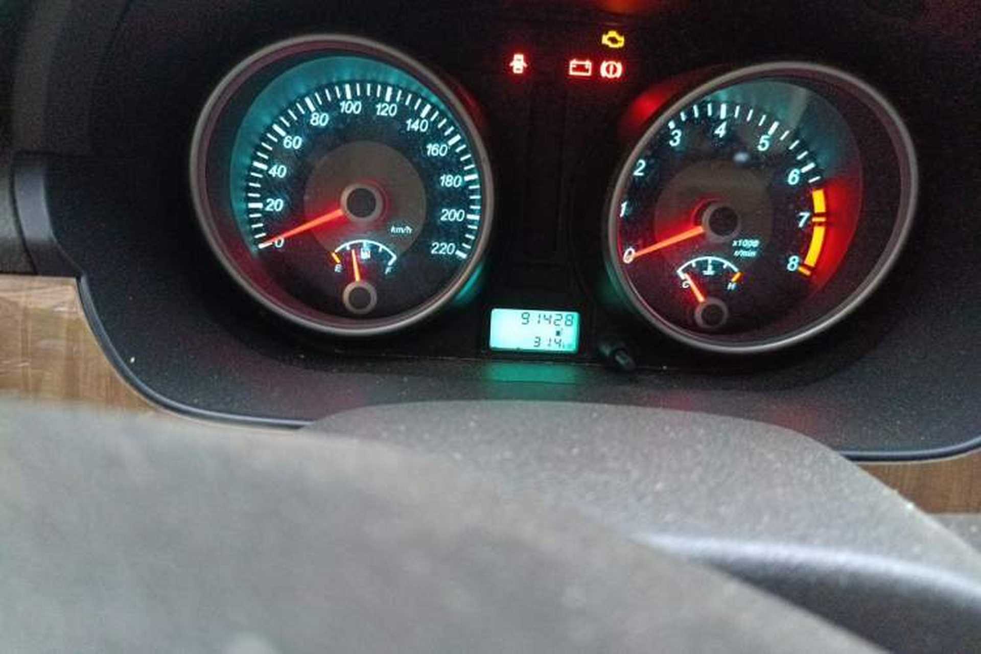 Used Buick Excelle 2015 1.5L Manual Classic Trim Odometer Close Up