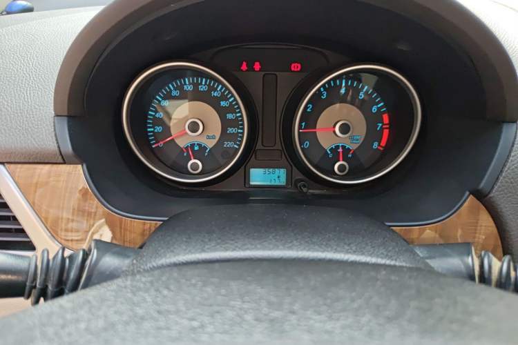 Used Buick Excelle 2015 1.5L Manual Classic Trim Odometer Close Up