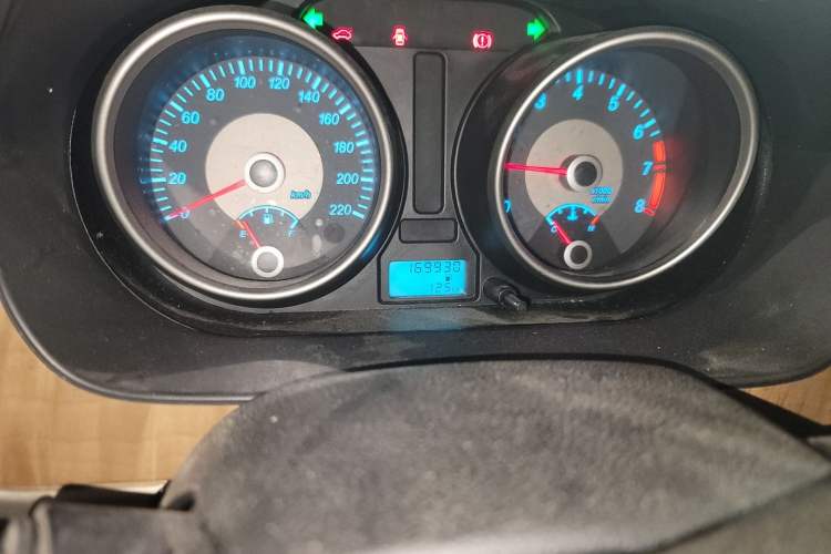 Used Buick Excelle 2015 1.5L Manual Classic Trim Odometer Close Up