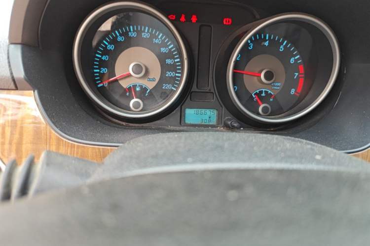 Used Buick Excelle 2015 1.5L Manual Classic Trim Odometer Close Up