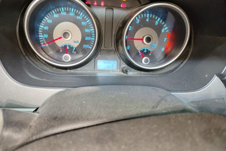 Used Buick Excelle 2015 1.5L Manual Classic Trim Odometer Close Up