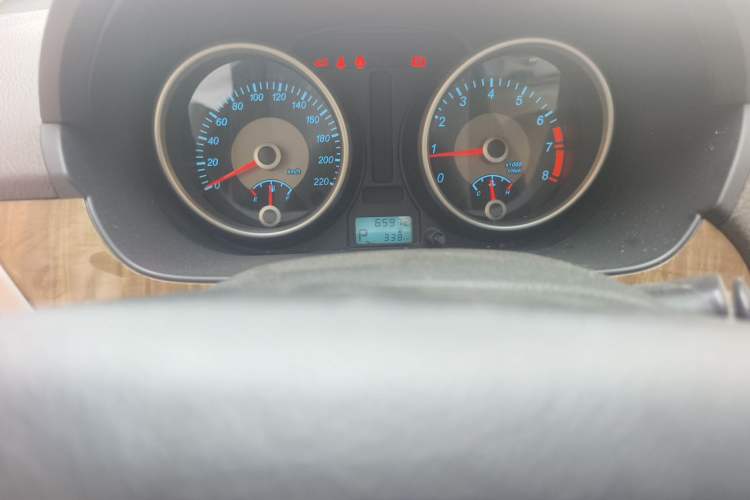Used Buick Excelle 2015 1.5L Automatic Classic Model Odometer Close Up
