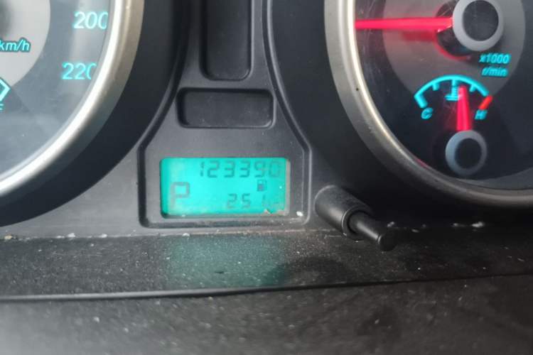 Used Buick Excelle 2015 1.5L Automatic Classic Model Odometer Close Up