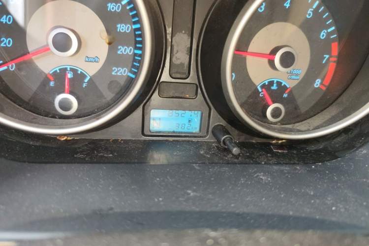 Used Buick Excelle 2015 1.5L Automatic Classic Model Odometer Close Up