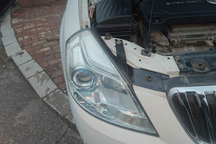 Used Buick Excelle 2015 1.5L Manual Classic Trim Right Front Headlight