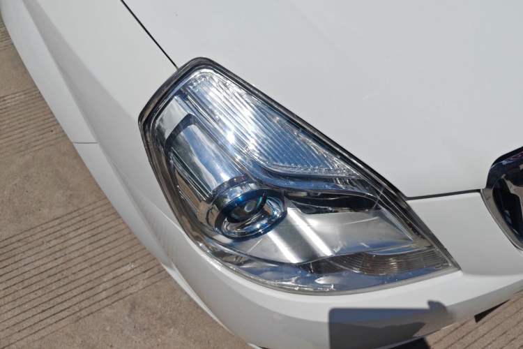 Used Buick Excelle 2015 1.5L Automatic Classic Model Right Front Headlight