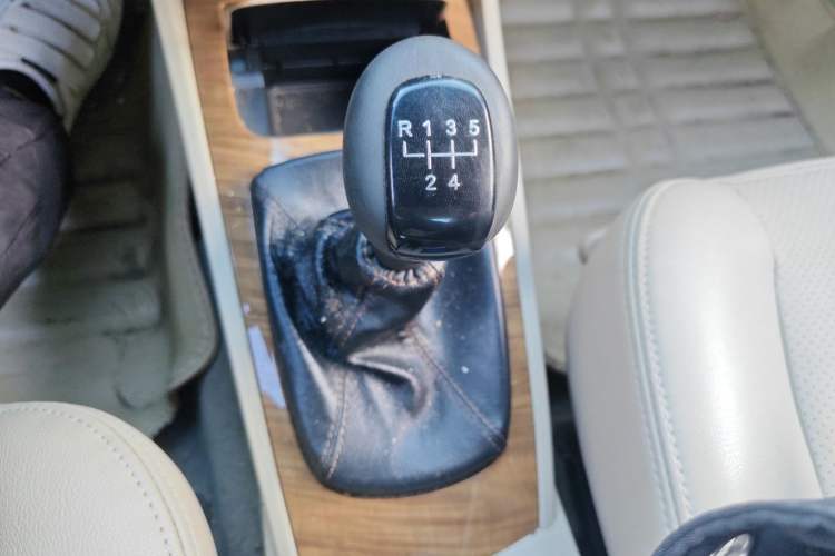 Used Buick Excelle 2015 1.5L Manual Luxury Model Gear Lever