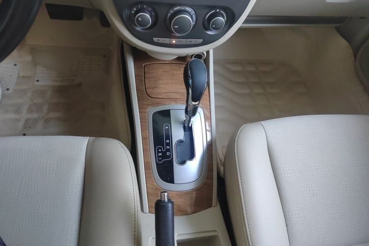 Used Buick Excelle 2015 1.5L Automatic Classic Model Interior 4