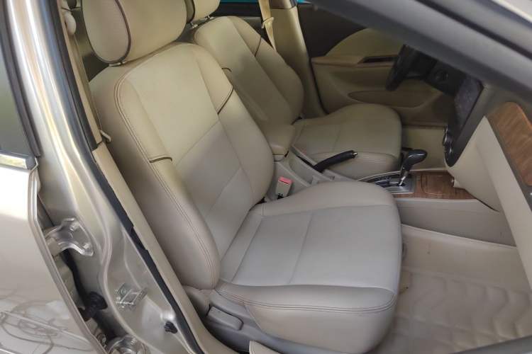 Used Buick Excelle 2015 1.5L Automatic Classic Model Interior 9