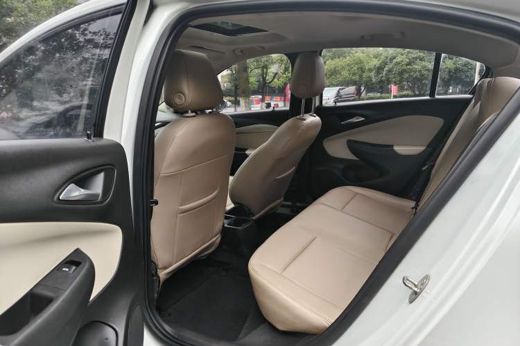 Used Buick Excelle 2018 15N Manual Elite Version Interior 2