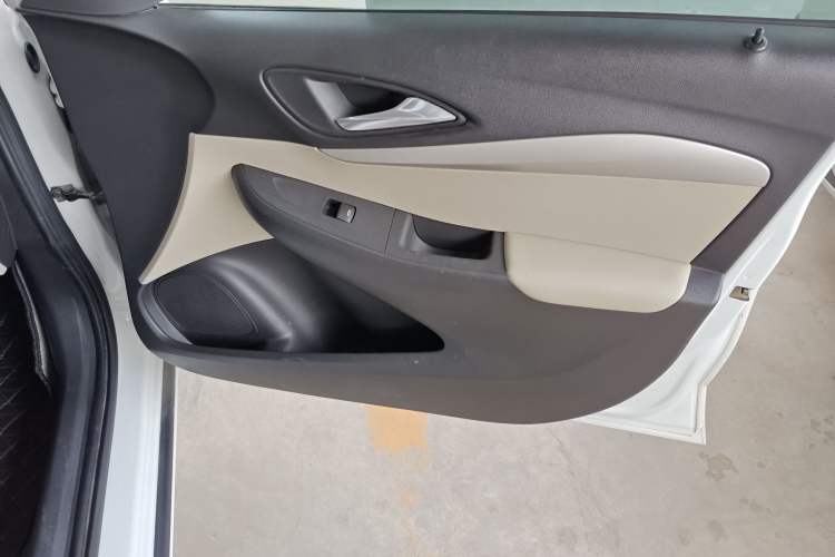 Used Buick Excelle 2018 15N Manual Elite Version Right Front Door Interior