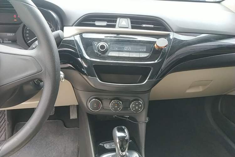 Used Buick Excelle 2020 15N CVT Elite Edition Audio And AC Panel