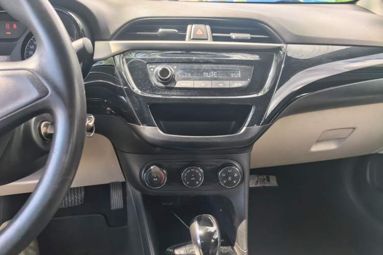 Used Buick Excelle 2020 15N CVT Elite Edition Audio And AC Panel