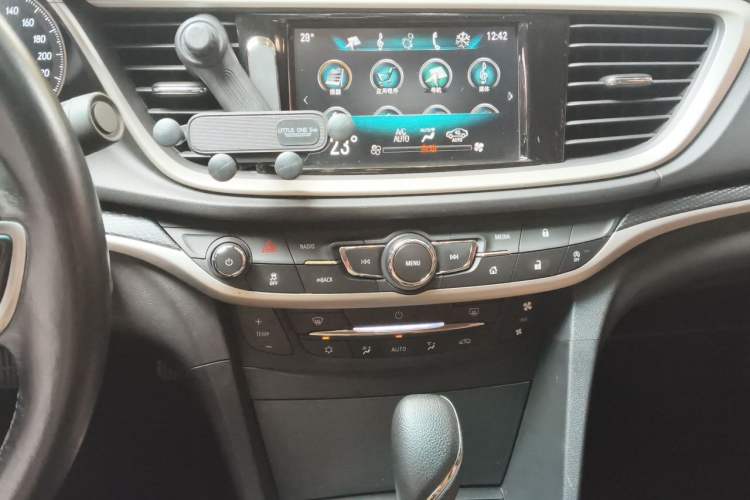 Used Buick Excelle GX 2018 18T Automatic Flagship Model Audio And AC Panel