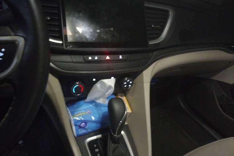 Used Buick Excelle GX 2018 15T Dual-Clutch Elite Model Audio And AC Panel