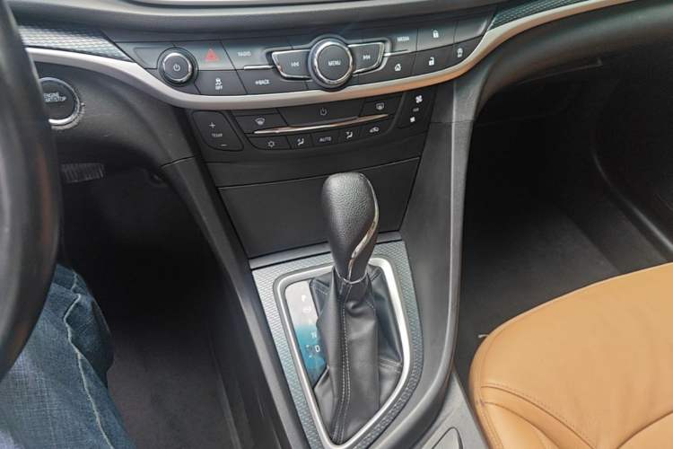 Used Buick Excelle GX 2018 18T Automatic Flagship Model Gear Lever