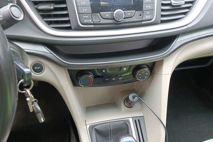 Used Buick Excelle GX 2018 15T Manual Elite Model Audio And AC Panel