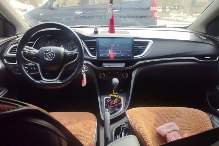Used Buick Excelle GX 2018 18T Automatic Elite Model Center Console